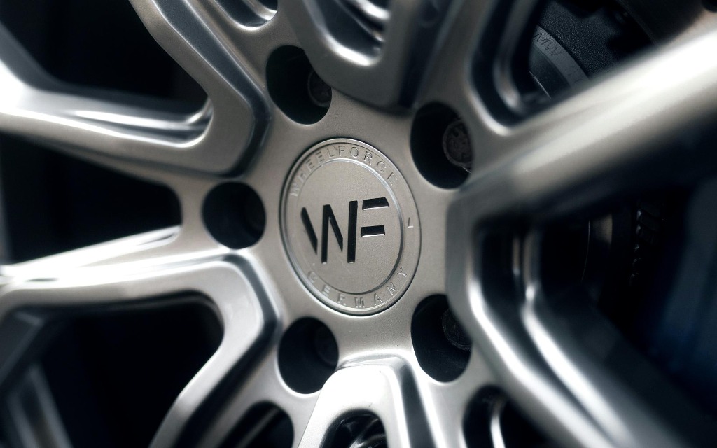Cross-section diagram showing positive, zero, and negative wheel offset relative to the centerline and mounting surface